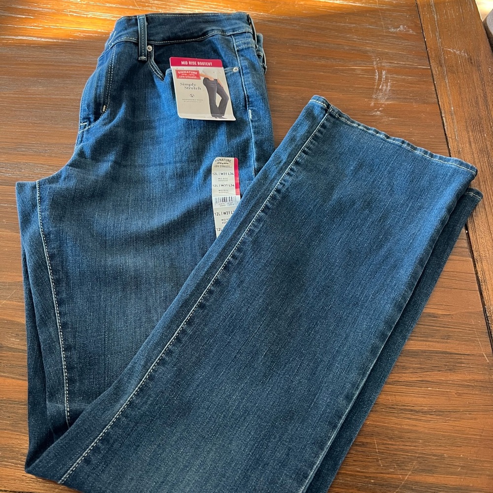 Women’s Bootcut Mid-Rise Levi Jeans 12L